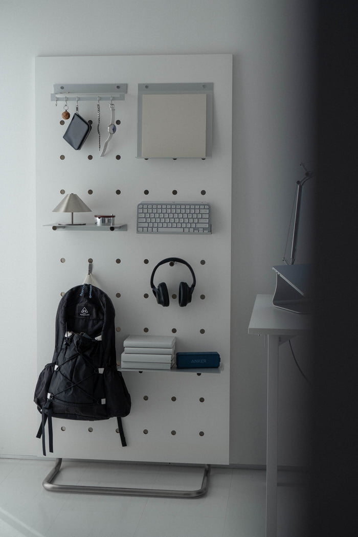 デスクの横に置いた Pure White のボード